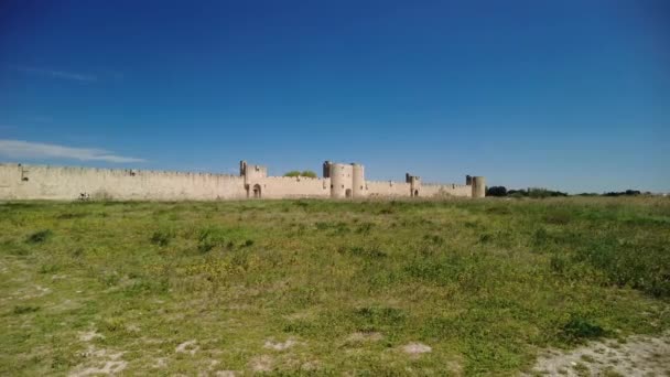 法国普罗旺斯历史名城艾格 莫特斯的城墙和塔楼的全景 — 图库视频影像