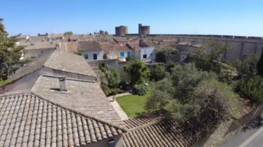 Fransa 'nın Provence bölgesindeki Gard bölgesinde iyi korunmuş bir ortaçağ şehri olan Aigues-Mortes' in tarihi cazibesini yakalayan panoramik hava çekimi