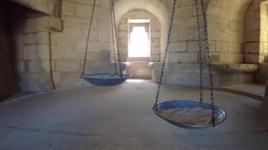 Ortaçağ taş mimarisi ve Fransa 'nın Provence kentindeki salıncakların yer aldığı Aigues-Mortes kalesinde kumla denge terazileri.