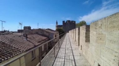 Fransa 'nın Gard bölgesindeki tarihi bir şehir olan Aigues-Mortes' in panoramik manzarası, ortaçağ surları ve geleneksel evlerini gözler önüne seriyor.