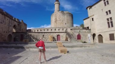 Fransa 'nın Aigues-Mortes, Provence, Gard kentindeki tarihi Constance kulesini keşfeden ziyaretçi kadın.