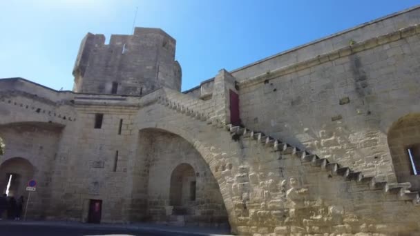 Ηλιοφωτισμένη Θέα Των Ιστορικών Τειχών Του Κάστρου Στο Aigues Mortes — Αρχείο Βίντεο