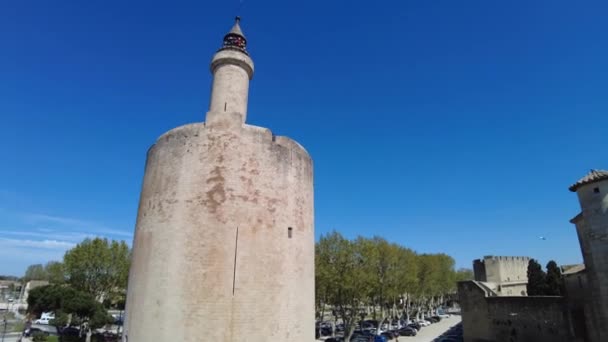 Majestuosa Torre Constancia Contra Cielo Azul Aigues Mortes Provenza Francia — Vídeos de Stock