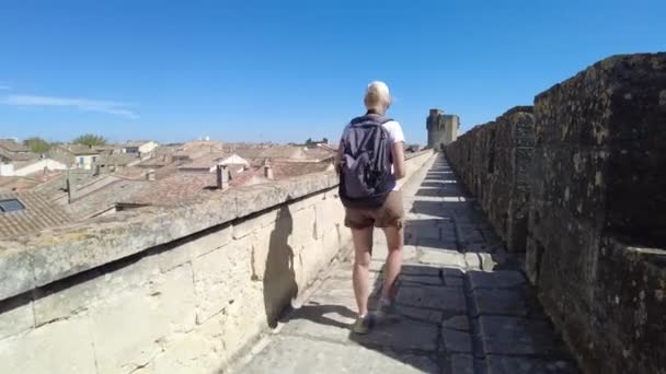Žena Bere Úvahu Pohled Středověkých Hradeb Aigues Mortes Historického Města — Stock video