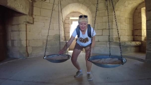Mulher Turística Feliz Balança Balanças Com Areia Dentro Histórico Castelo — Vídeo de Stock