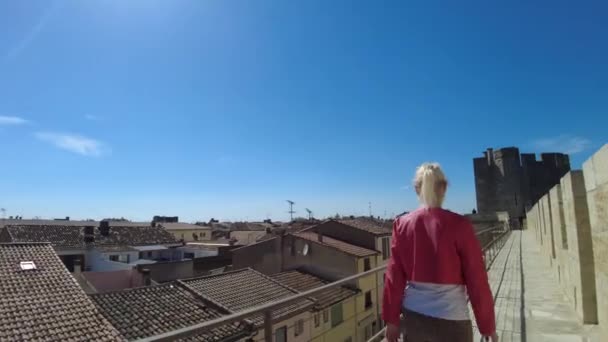 Turista Megcsodálta Középkori Bástyák Panorámás Kilátás Nyílik Aigues Mortes Egy — Stock videók
