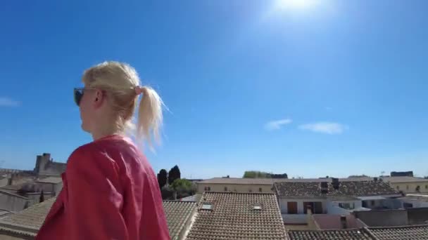 Reisendes Mädchen Genießt Den Blick Auf Die Mittelalterliche Stadt Aigues — Stockvideo