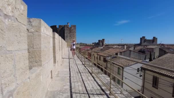 Turistka Obdivující Středověké Hradby Panoramatický Výhled Aigues Mortes Dobře Zachovalé — Stock video