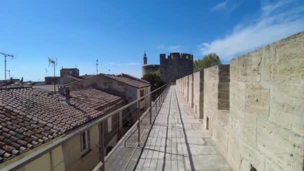 法国普罗旺斯Gard地区的一座历史名城Aigues Mortes的全景 展示了它的中世纪城墙和传统房屋 — 图库视频影像