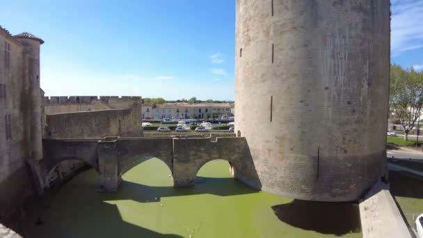 Veduta Aerea Della Storica Torre Costanza Nella Città Fortificata Aigues — Video Stock