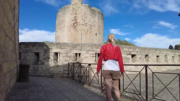 Bezoekersvrouw Ontdekkingstocht Door Historische Toren Van Constance Vestingstad Aigues Mortes — Stockvideo