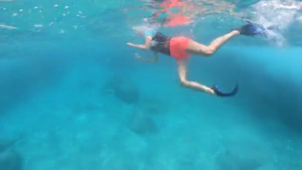Unterwasserblick Eines Schnorchlers Mit Blauen Flossen Der Das Türkisfarbene Meer — Stockvideo