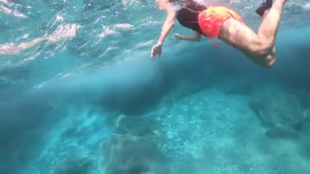 Schwimmerin Erkundet Die Ruhige Unterwasserwelt Einem Sonnenbeschienenen Meer Des Toskanischen — Stockvideo
