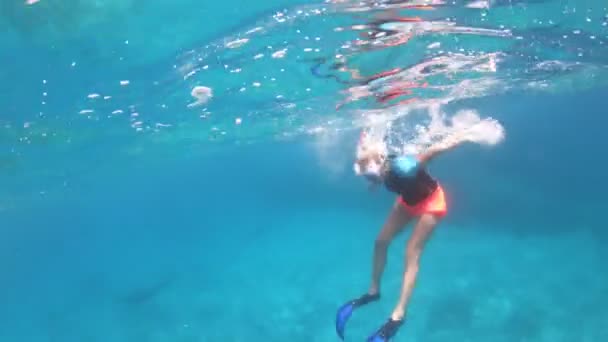 Podwodny Widok Snorkelera Niebieskimi Płetwami Nurkującego Turkusowym Morzu Błękitnej Jaskini — Wideo stockowe