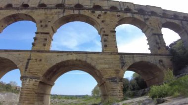 Fransa 'nın Nimes kenti yakınlarındaki UNESCO' nun dünya mirası Roma su kemeri Pont du Gard 'ın nefes kesici manzarası.