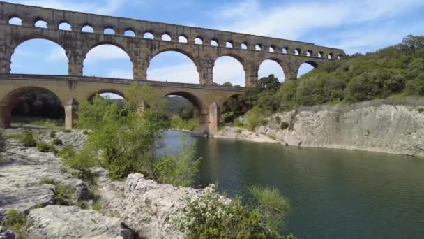 Ancien Aqueduc Romain Pont Gard Surplombant Fièrement Une Rivière Tranquille — Video