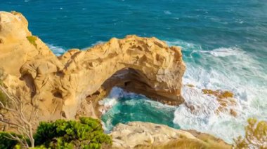 Bir büyük dalga gürültüyle çarpmak içine Great Ocean Road, Victoria durumuna, London Bridge yer alan Avustralya Arch. Kemer bağlantı noktası Campbell Milli Parkı konumlar biridir.