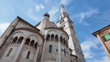 Modena Katedrali ve ikonik Ghirlandina Kulesi 'nin panoramik manzarası Modena, İtalya şehir merkezinde açık mavi gökyüzünün altında