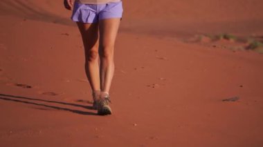 Yalnız bir yürüyüşçü Jordan 'ın ünlü Wadi Rum Çölü' nün kırmızı kumlarında yürürken maceranın ruhunu yaklaş ve arkalarında ayak izleri bırak.