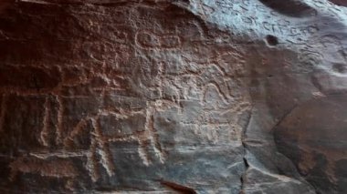 2000 yıllık Anmoda yazıtları antik bedevi göçebelerinden kalma Ürdün 'ün görkemli Wadi Rum çölünün kaya yüzeylerine kazınmış.
