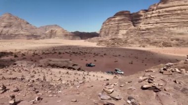 Arabistanlı Lawrence 'ın ikonik kırmızı kumlar ve Jordan Wadi Rum çölünün yüksek uçurumlarıyla çevrili panoramik manzarasını keşfedin. Jabal Um ad Dami ile tarihi ve doğal harikalar.
