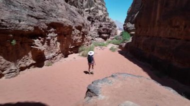 Yalnız bir kadın nefes kesici Abu Khashaba ya da Burrah kanyonunda Ürdün Wadi Rum çölünün çarpıcı kırmızı kumları arasında yürür. Görkemli doğasını ve macera ruhunu gözler önüne serer.