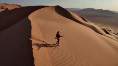 Umman Çölü 'nün ortasında yapayalnız bir kadın, dinleniyor ve somutlaşıyor huzur ve nefes kesen izolasyon şafak vakti kuraklaşıyor, Rub al-Khali çölünün sessizliğinde huzur buluyor..