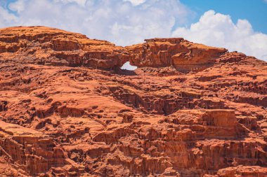 Little Bridge olarak bilinen nefes kesici doğal kaya kemeri, Ürdün 'deki ikonik Wadi Rum çölünün çarpıcı kırmızı kumları ve engebeli dağları arasında dirençli duruyor.