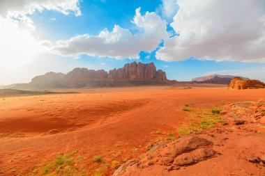 Ürdün 'deki Wadi Rum çölünün Jabal Al Qattar uçurumunda gün batımını izlemek nefes kesici bir manzara. Jabal Al Qattar uçurumuyla bölgenin sonsuzluğunu ve huzur dolu güzelliğini vurguluyor.