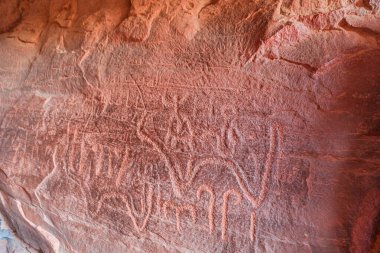2000 yıllık Anmoda yazıtları antik bedevi göçebelerinden kalma Ürdün 'ün görkemli Wadi Rum çölünün kaya yüzeylerine kazınmış.