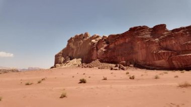 Burrah Kanyonu ve Abu Khashaba Kanyonu 'nun girişinin büyüleyici görüntüsü Ürdün' deki Wadi Rum Çölü 'nün doğal güzelliğini ve eşsiz jeolojik oluşumlarını gözler önüne seriyor.