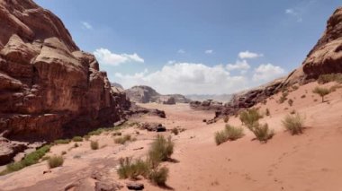 Ürdün 'deki Wadi Rum Çölü' nün göbeğinde Burrah veya Abu Khashaba Kanyonu 'nun nefes kesici manzarası, çarpan kırmızı kumları ve açık mavi gökyüzü altında yükselen kaya oluşumlarını gözler önüne seriyor.