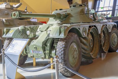 Royal Tank Museum, Amman, Ürdün - 4 Mayıs 2024: 1960 'larda Ürdün Kraliyet Tank Müzesi' nde sergilenen Fransız Panhard ebr zırhlı aracının sergisi