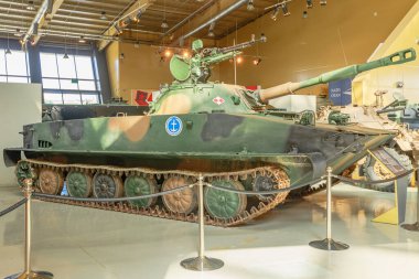 Kraliyet Tank Müzesi, Amman, Ürdün - 4 Mayıs 2024: Ürdün Kraliyet Tank Müzesi 'nde sergilenen klasik Sovyet T-76 tankı askeri mirası ve zırhlı savaş tarihi sergilenmektedir.