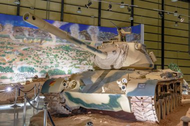 Kraliyet Tank Müzesi, Amman, Ürdün - 4 Mayıs 2024: 1950 'lerden kalma otantik Amerikan M47 Patton tankı Ürdün Kraliyet Tank Müzesi' nde sergilenmekte, askeri tarihi sergilenmektedir.