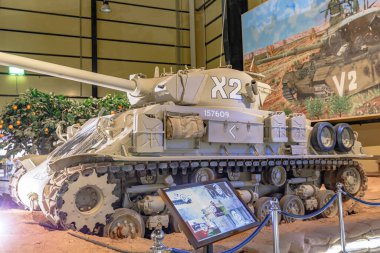 Kraliyet Tank Müzesi, Amman, Ürdün - 4 Mayıs 2024: 1950 'lerden kalma süper Sherman M50 Amerikan tankı Ürdün' deki Royal Tank Müzesi 'nde sergileniyor.