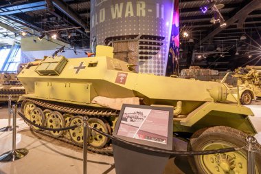 Royal Tank Müzesi, Amman, Ürdün - 4 Mayıs 2024: Otantik Nazi tankı, bir SD.KFZ. 251 yarı hat, Ürdün Kraliyet Tank Müzesi 'nde sergileniyor, askeri tarihin bir parçası.