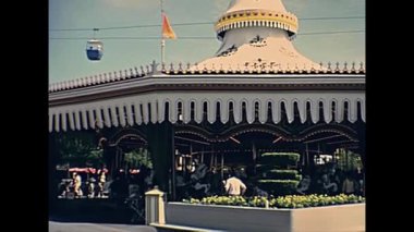 Orlando, Bay Lake, Florida, ABD - 1979 dolaylarında: 1979 yılında Walt Disney World 'deki Magic Kingdom lunaparkında renkli gökyüzü gondollarında seyahat eden turistler