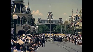 Orlando, Bay Lake, Florida, ABD - 1979 civarı: 1979 yılında Florida 'daki Magic Kingdom lunaparkında turist kalabalığı için yürüyüş bandosu müzik çalıyor