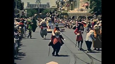 Orlando, Bay Lake, Florida, ABD - 1979 dolaylarında: 1979 'da Walt Disney World' deki Magic Kingdom geçit töreninde kalabalığı eğlendiren kostümlü Disney karakterleri