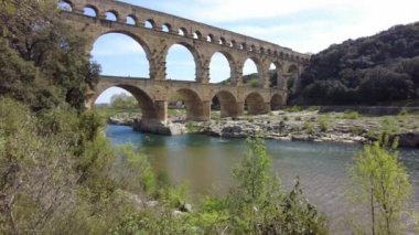 Fransa 'nın Provence bölgesindeki Pont du Gard tarihi Roma su kemeri, Nimes şehrine yakın. UNESCO Dünya Mirası
