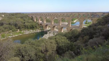 Fransa 'nın Nimes yakınlarındaki Provence kentinde bulunan UNESCO' nun dünya mirası Roma su kemerinin tarihi Pont du Gard manzarası.