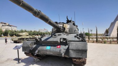 Royal Tank Museum, Amman, Ürdün - 4 Mayıs 2024: Ürdün 'deki Royal Tank Müzesi' nde açık bir gökyüzü altında İsviçre Panzer 61 tankının panoramik görüntüsü sergilendi