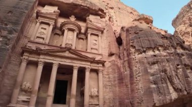 Ürdün, Petra 'da dimdik duran Hazine Bakanlığı, bu antik şehrin zengin tarihini gözler önüne seriyor. Unesco' ya ait bir dünya mirası alanı, geçmişe bir bakış sunuyor.