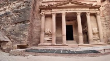 Ürdün, Petra 'da dimdik duran Hazine Bakanlığı, bu antik şehrin zengin tarihini gözler önüne seriyor. Unesco' ya ait bir dünya mirası alanı, geçmişe bir bakış sunuyor.