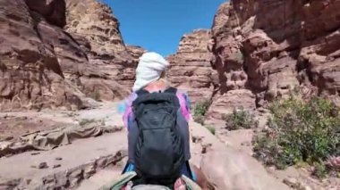 Ürdün 'ün Petra kentindeki nefes kesici Siq' te eşeğe binen kadın turist Ürdün 'ün bu tarihi dönüm noktasında macera ve keşfin özünü yakalıyor.
