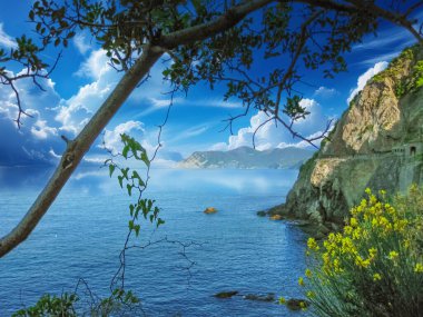 Kayalıklara oyulmuş ünlü yaya yolu Via Dellamore, İtalya Cinque Terre Ulusal Parkı 'ndaki Riomaggiore ve Manarola köylerini birbirine bağlar.