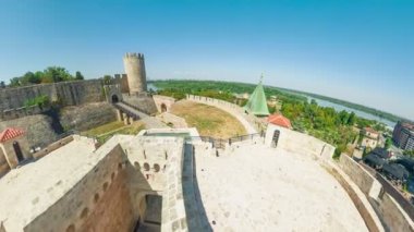 Belgradlar 'ın zengin tarihi ve Sırbistan' daki stratejik öneminin bir kanıtı olarak, Sava ve Tuna nehirlerinin kesişiminin panoramik manzarasını sunan Belgrad kalesi kente hakim durumda