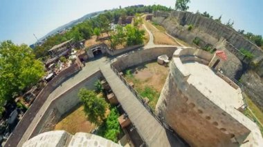 Güneşli bir yaz gününde Sırbistan 'daki Belgrad kalesinin panoramik hava manzarası, arka planda Sava ve Tuna nehirlerinin birleştiği antik duvar ve kuleleri gösteriyor