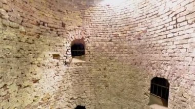 Belgrad kalesindeki derin, antik Roma kuyusunu, spiral adımları ve parmaklıklı pencereleriyle keşfetmek, 18. yüzyılda inşa edilmiş olan zengin tarihi ve kültürel mirası gözler önüne seriyor.